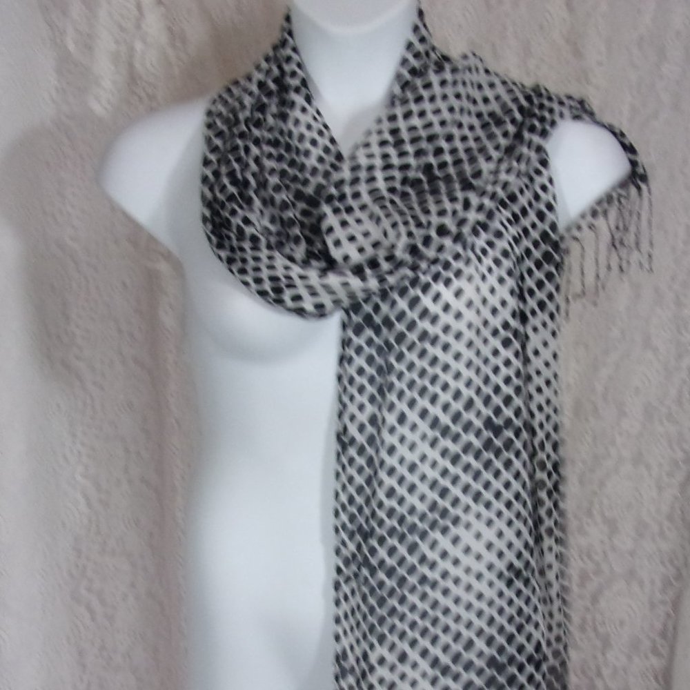 Oblong Scarf Black and White Design NWOT